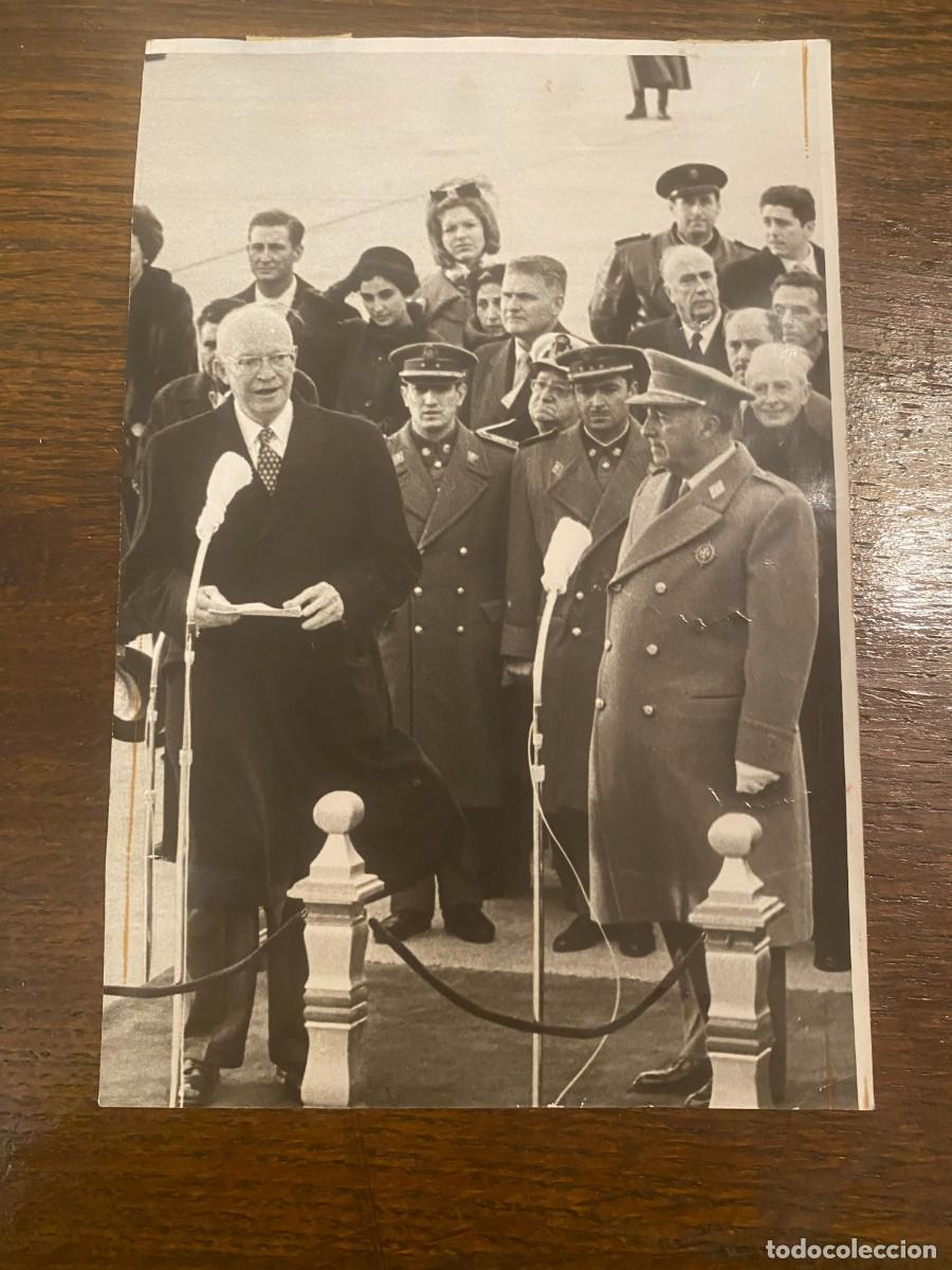 Militaria: FOTOGRAFIA DEL PRESIDENTE EISENHOWER, CON EL GERALISMO FRANCO A SU LLEGADA A TORREJON, FOTO DE PRENS