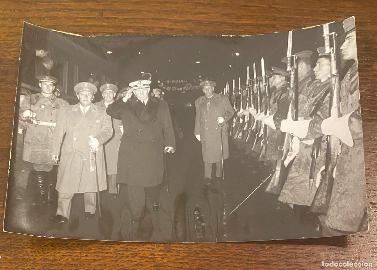 Militaria: FOTOGRAFIA DEL JEFE DE ESTADO PORTUGIES ACOMPA&Ntilde;ADO POR EL GERALISMO FRANCO, FOTO DE PRENSA, FOTO CIF