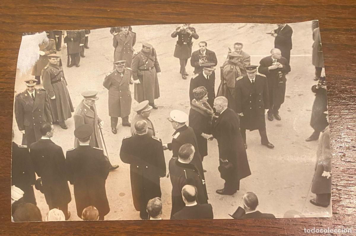Militaria: FOTOGRAFIA DEL GENERALISIMO FRANCO RECIBIENDO A LOS REYES DE TAILANDIA, FOTO DE PRENSA, MIDE 17,5 X