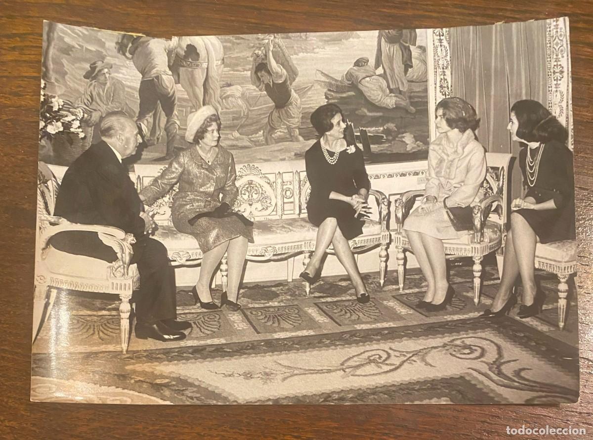 Militaria: FOTOGRAFIA DEL GENERALISIMO FRANCO RECIBIENDO A LA REINA FEDERICA DE GRECIA Y A SU HIJA IRENE, FOTO
