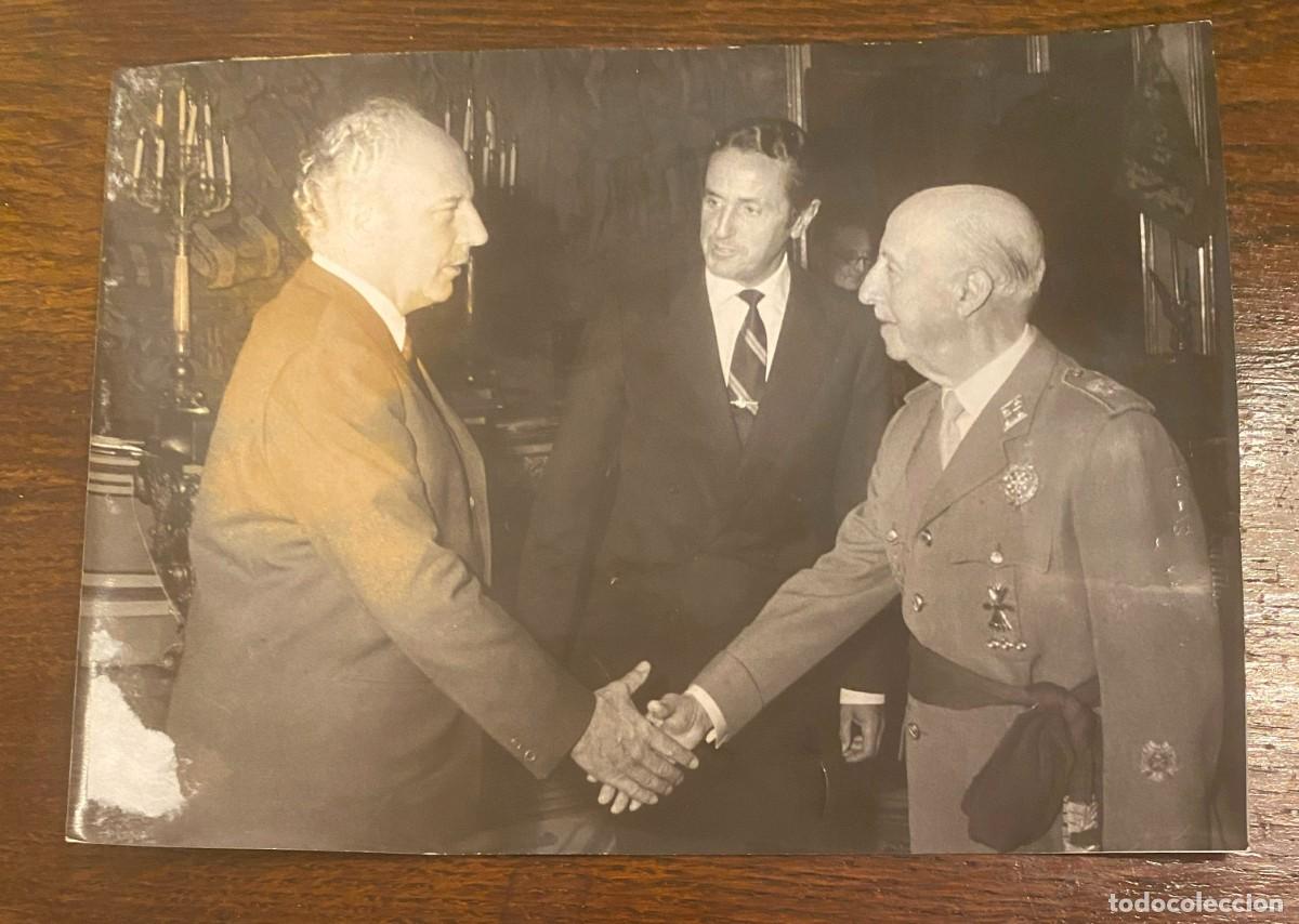 Militaria: FOTOGRAFIA DEL GENERALISIMO FRANCO RECIBIENDO AL MINISTRO ALEMAN DE ASUNTOS EXTERIORES WALTER SHELL,