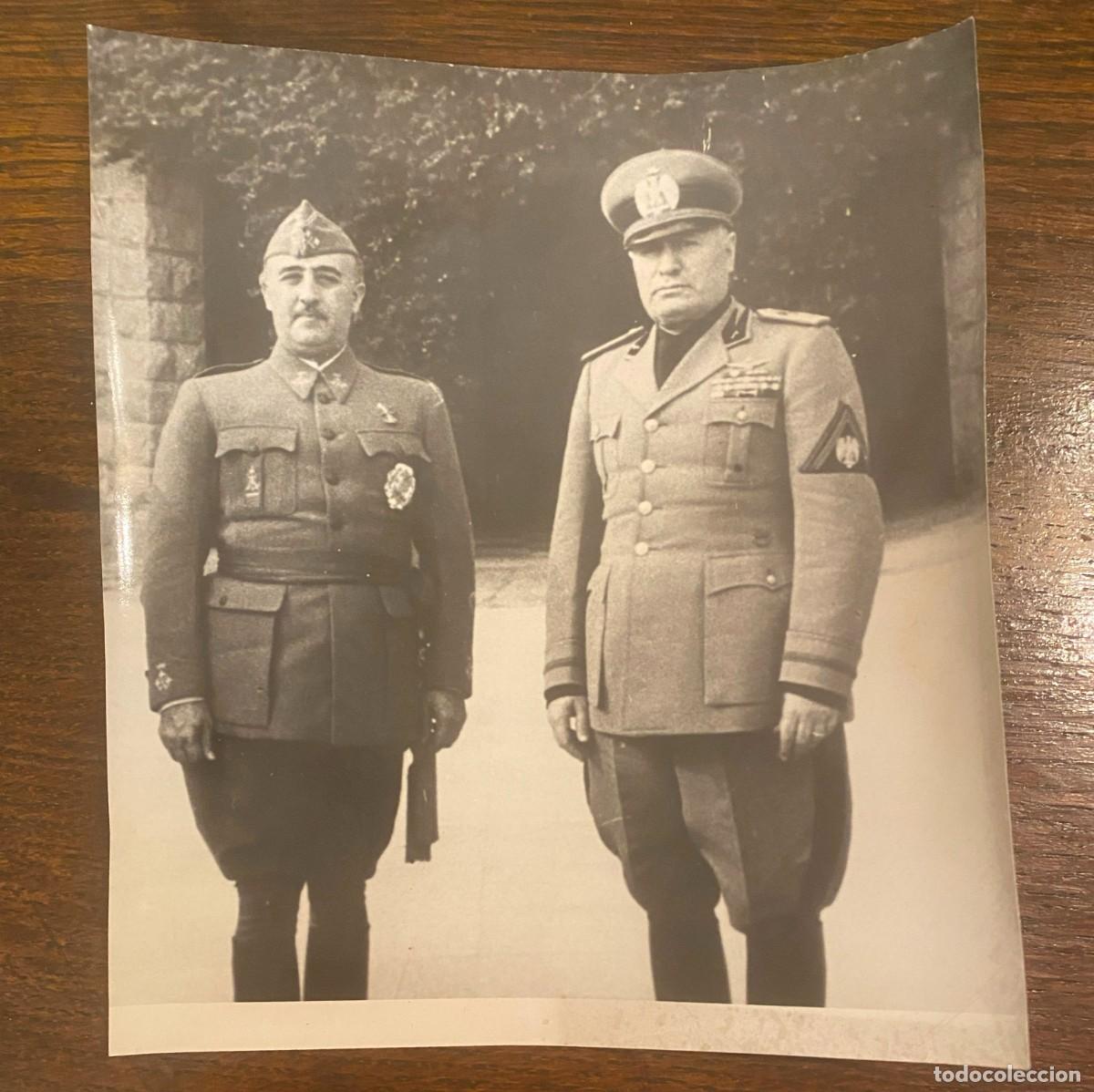 Militaria: FOTOGRAFIA DEL GENERALISIMO FRANCO Y MUSSOLINI, FOTO DE PRENSA, MIDE 17,5 X 15 CMS.