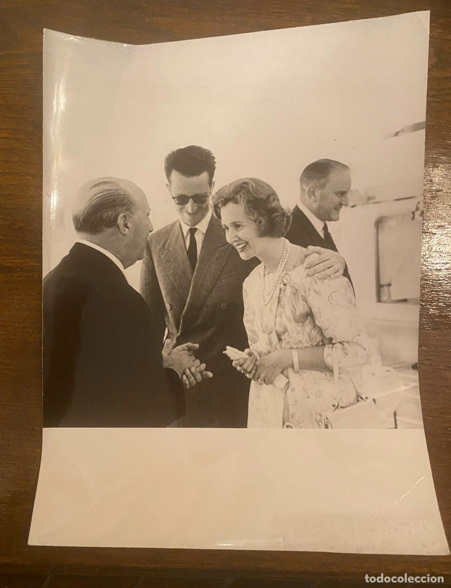 Militaria: FOTOGRAFIA DEL GENERALISIMO FRANCO, CON LOS REYES BALDUINO Y FABIOLA DE BELGICA, FOTO DE PRENSA, MID