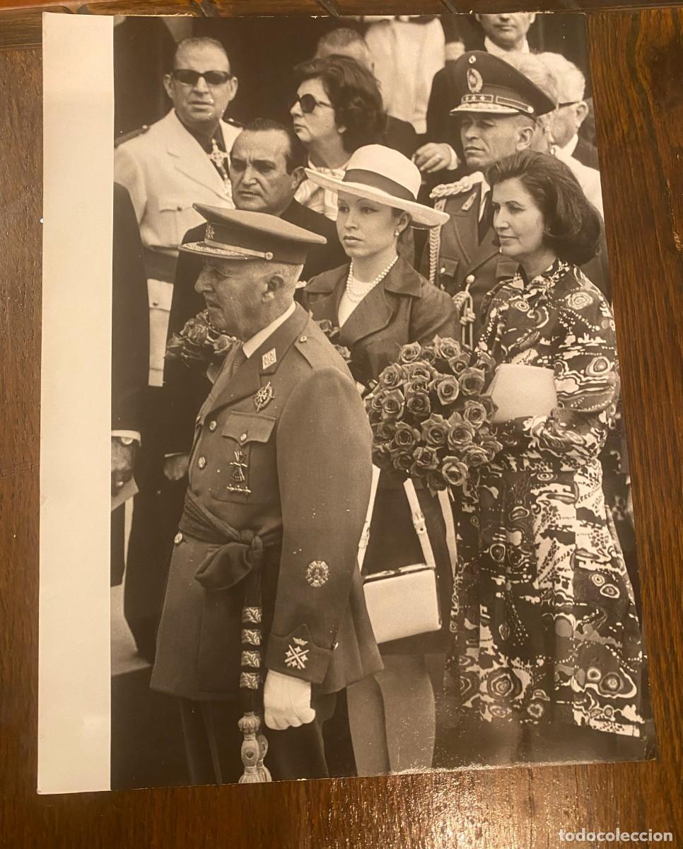 Militaria: FOTOGRAFIA DEL GENERALISIMO FRANCO, CON LA MARQUESA DE VILLAVERDE Y LA HIJA DEL PRESIDENTE DE PARAGU