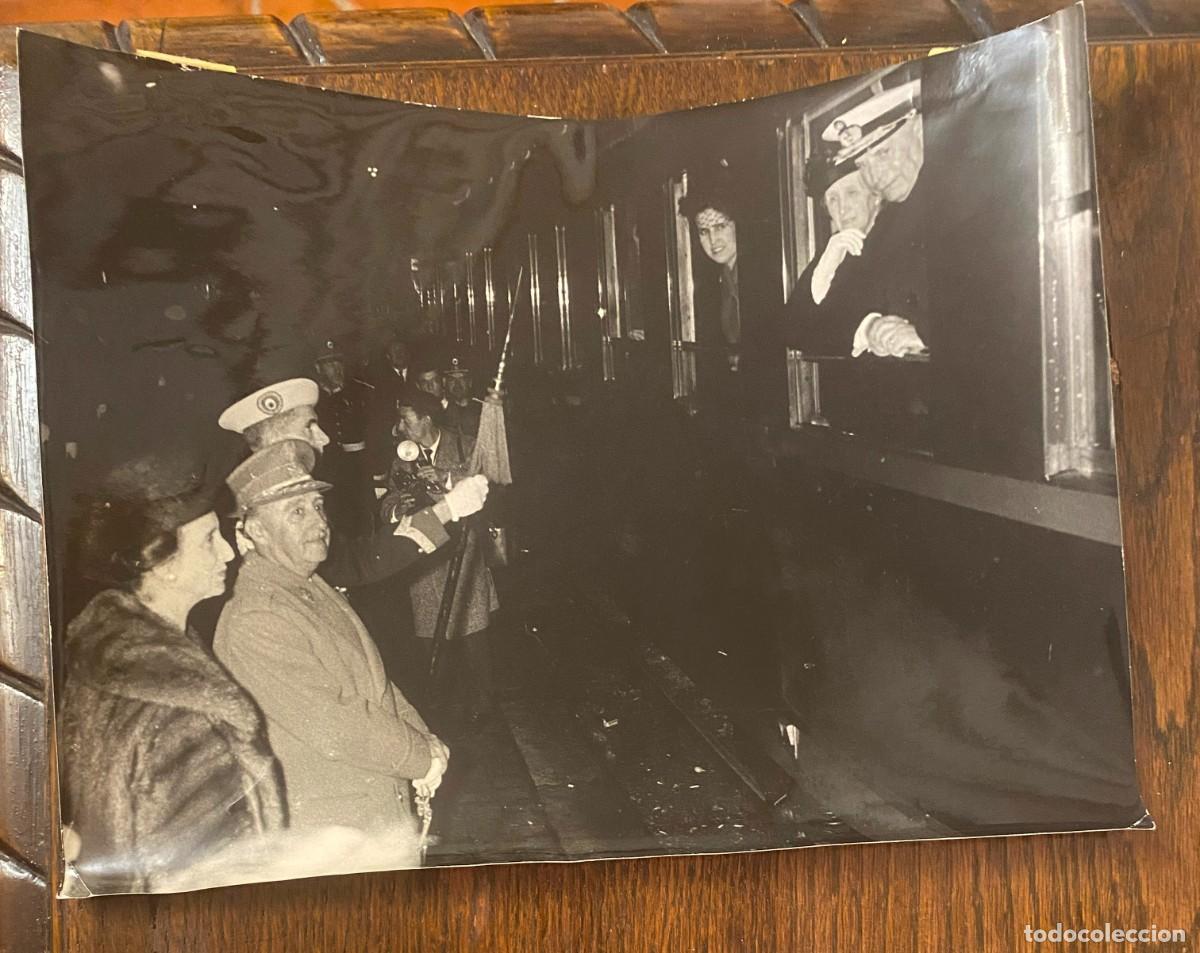 Militaria: FOTOGRAFIA DEL GENERALISIMO FRANCO Y SU ESPOSA, DESPIDEN EN LA ESTACION DE ATOCHA AL PRESIDENTE DE L