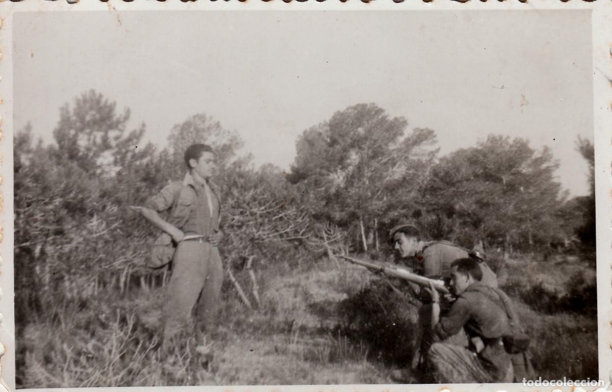 Militaria: Curiosa foto Tr&iacute;o j&oacute;venes militares Ejercito Espa&ntilde;ol armados simulando un fusilamiento A&ntilde;os 40-50 aq