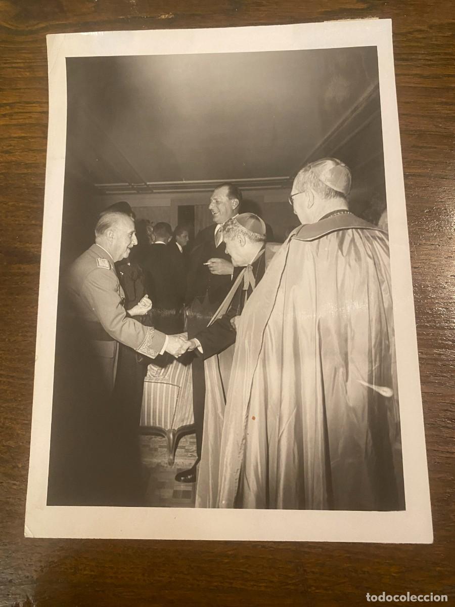Militaria: FOTOGRAFIA DEL GENERALIMO FRANCO, SALUDANDO AL OBISPO DE SI&Oacute;N, EN EL BAUTIZO DE LA INFANTA ELENA, AL