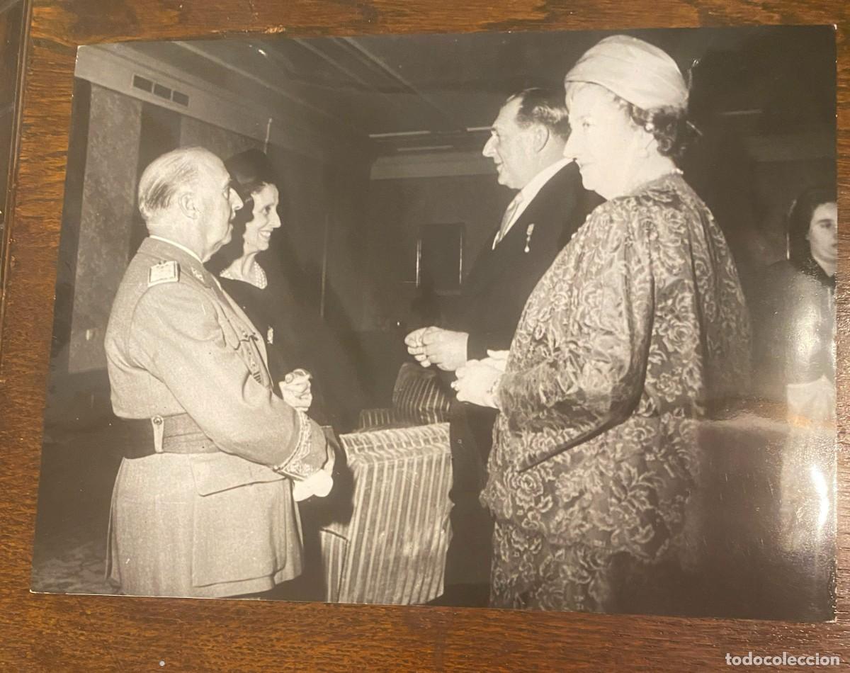Militaria: FOTOGRAFIA DEL GENERALIMO FRANCO Y CARMEN POLO CONVERSANDO CON LOS CONDES DE BARDELONA, FOTOGRAFIA D