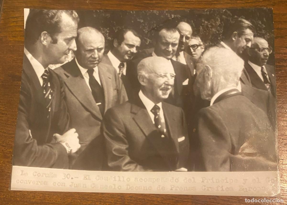 Militaria: FOTOGRAFIA DEL GENERALIMO FRANCO SALUNDANDO AL DELEGADO DE EUROPA PRESS EN LA CORU&Ntilde;A (JUAN CANCELO),
