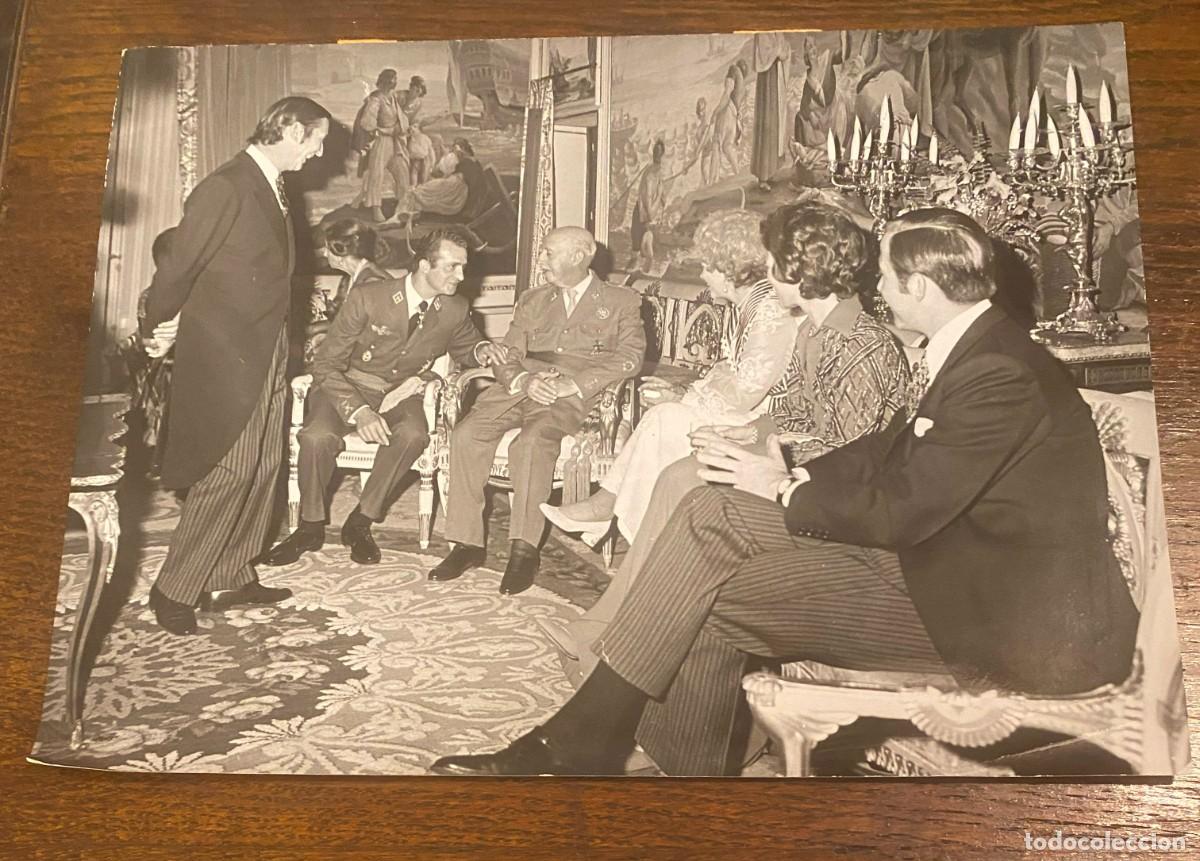 Militaria: FOTOGRAFIA DEL GENERALIMO FRANCO EN REUNION FAMILIAR EN EL PALACIO DEL PARDO, DONDE SE ANUNCIO OFICI