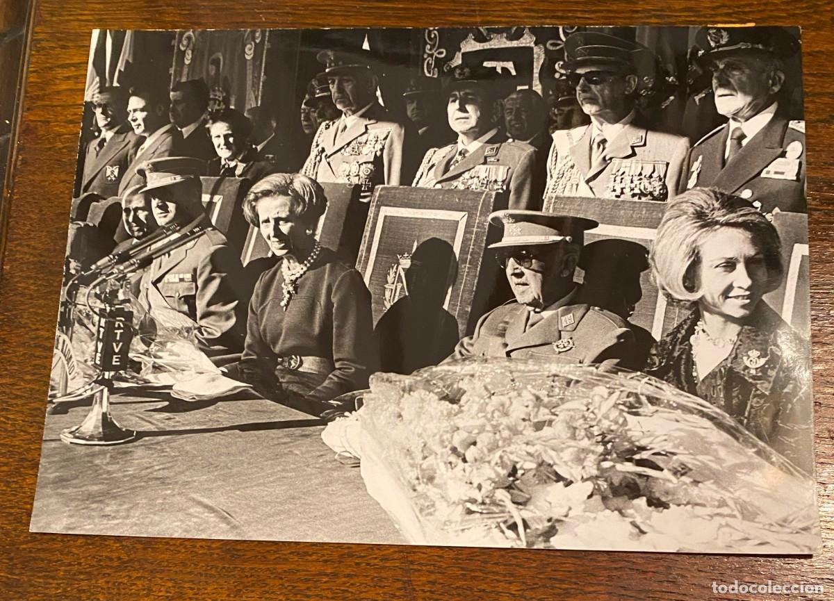 Militaria: FOTOGRAFIA DEL GENERALIMO FRANCO Y DON JUAN CARLOS I, EN ACTO EN EL PALACIO DE EL PARDO, AL FONDO GE