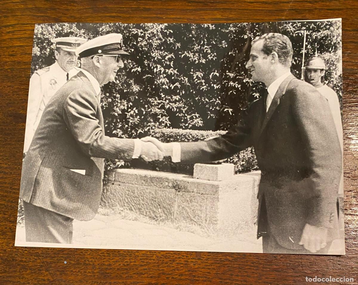Militaria: FOTOGRAFIA DEL GENERALIMO FRANCO Y DON JUAN CARLOS I, FOTOGRAFIA DE PRENSA, MIDE 20,5 X 15 CMS.