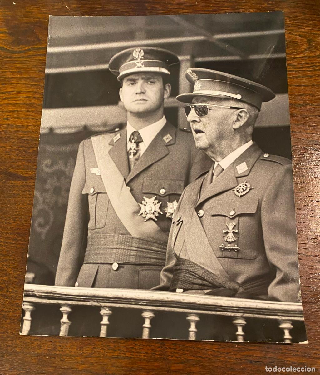 Militaria: FOTOGRAFIA DEL GENERALIMO FRANCO Y DON JUAN CARLOS I, EN EL 34 DESFILE DE LA VICTORIA, FOTOGRAFIA DE