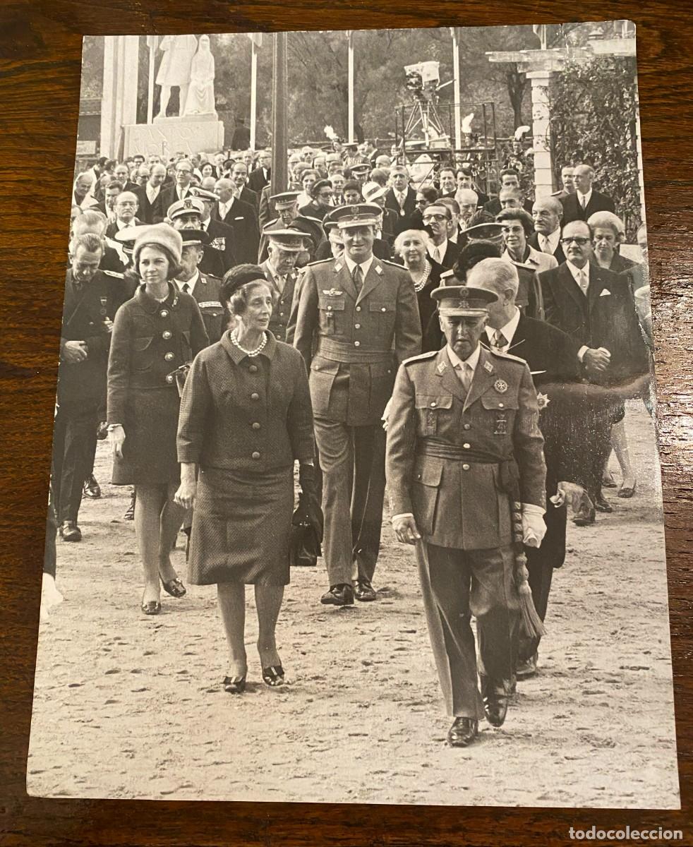 Military Antiques: FOTOGRAFIA DEL GENERALIMO FRANCO Y LOS PRINCIPES, EN LA INAGURACION DEL MONUMENTO A LOS REYES CATOLI