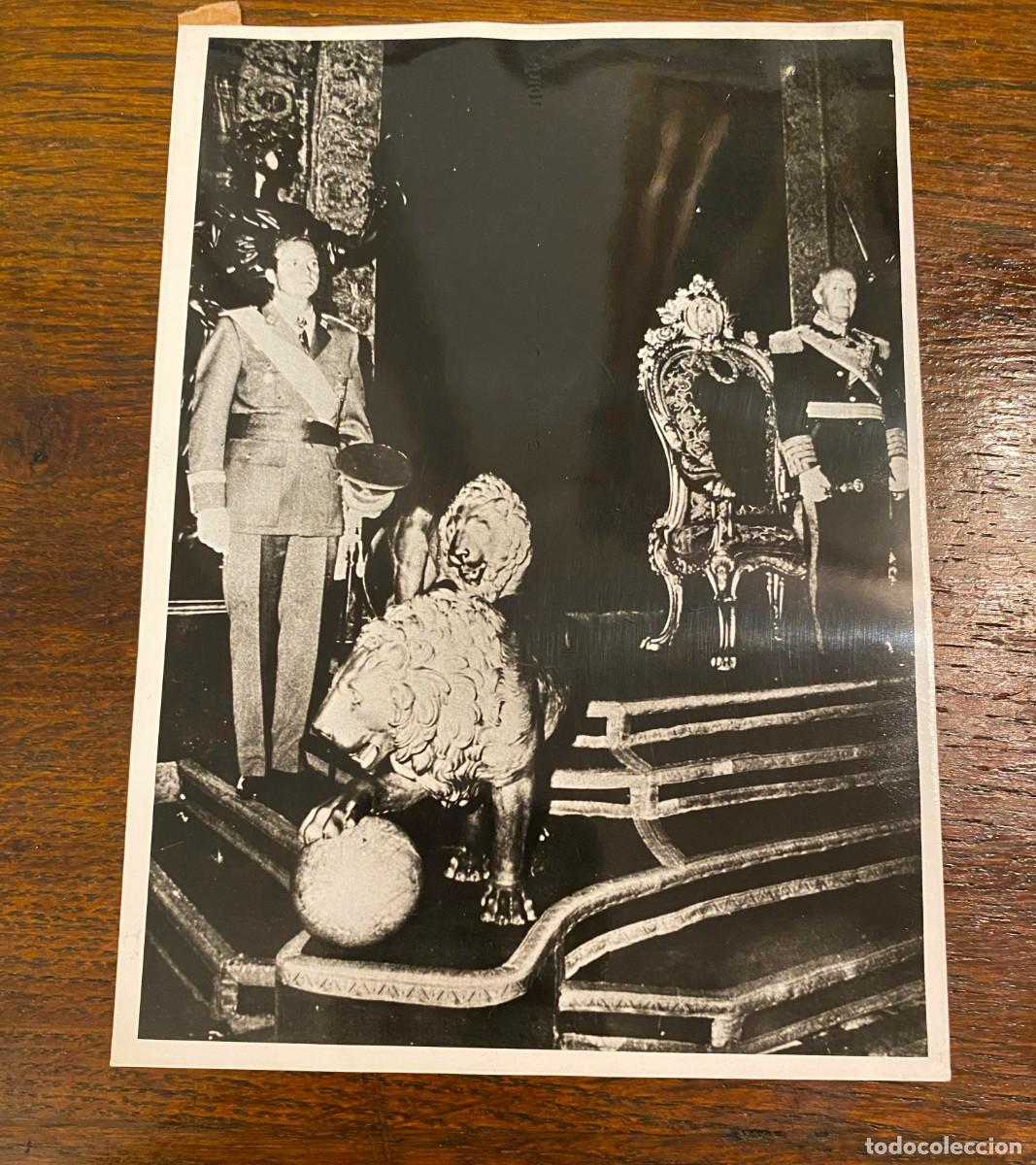 Militaria: FOTOGRAFIA DEL GENERALIMO FRANCO Y EL PRINCIPE DON JUAN CARLOS, FOTOGRAFIA DE PRENSA, MIDE 17.5 X 12