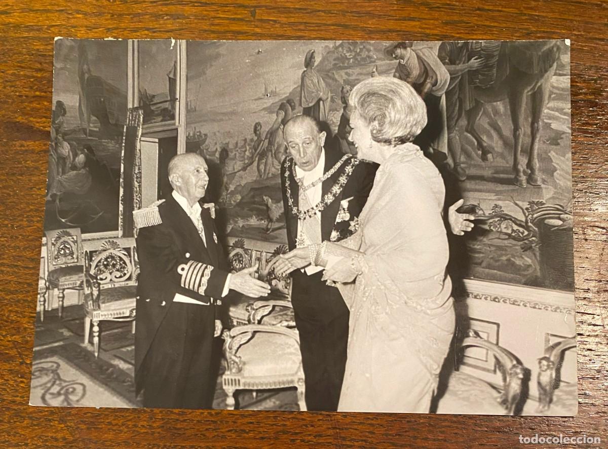 Militaria: FOTOGRAFIA DE EL GENERALISIMO FRANCO EN LA BODA DE MARIA DEL CARMEN MARTINEZ-BORDIU, DON JAIME PRESE