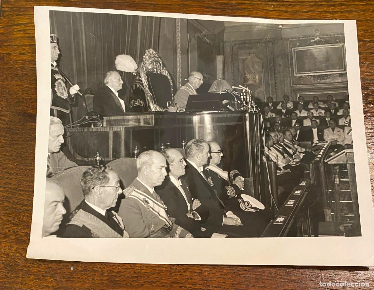 Militaria: FOTOGRAFIA DE EL GENERALISIMO FRANCO EN LA APERTURA DE LAS NUEVAS CORTES ESPA&Ntilde;OLAS, FOTO DE PRENSA,