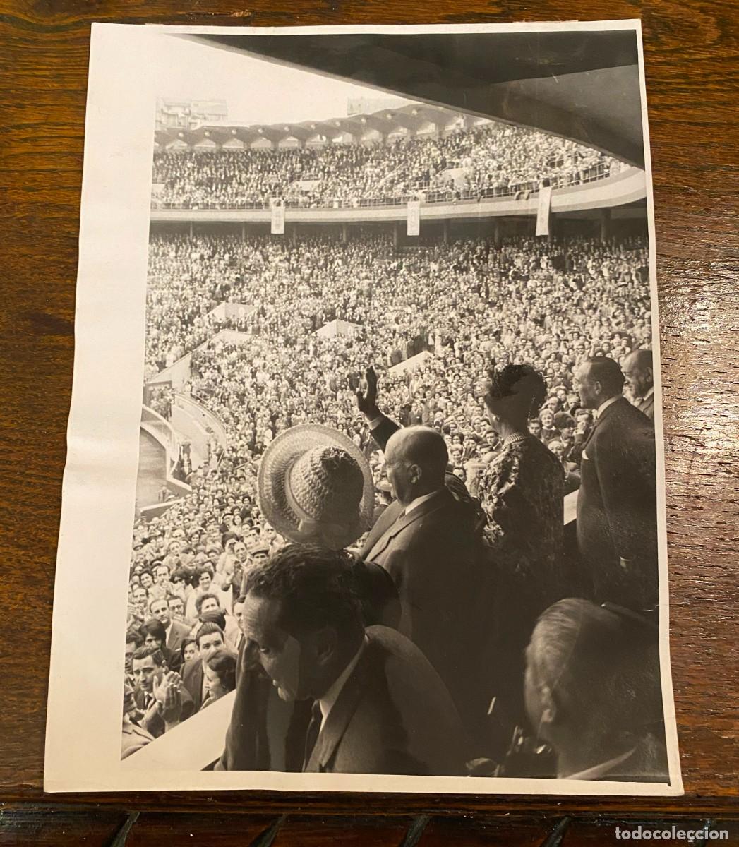 Militaria: FOTOGRAFIA DE EL GENERALISIMO FRANCO ENTREGANDO EL TROFEO DE CAMPEONES DE LA COPA DEL GENERALISIMO,