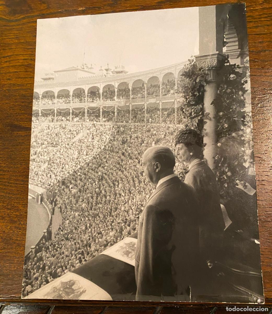 Militaria: FOTOGRAFIA DE EL GENERALISIMO FRANCO Y SU ESPOSA EN LAS VENTAS, FOTO DE PRENSA, FOTO CAMPUA. MIDE 24