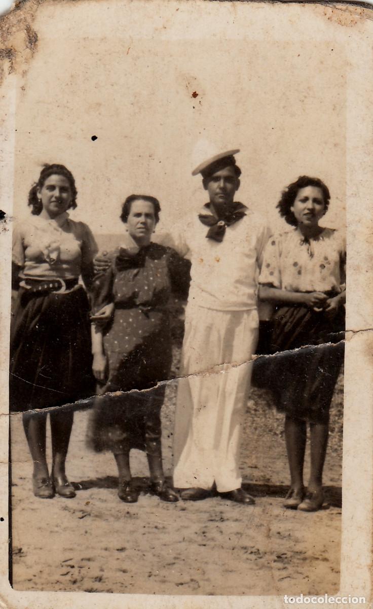 Militaria: Joven marinero posando con tres mujeres. A&ntilde;os 20-30 aq