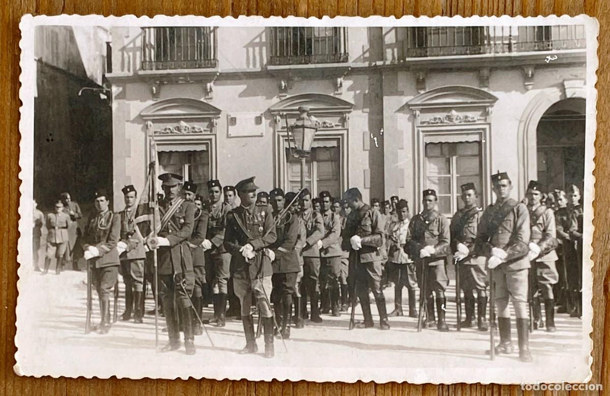 Militaria: FOTO POSTAL DE OFICIALES Y GRUPO DE REGULARES, A&Ntilde;O 1944, NO CIRCULADA.
