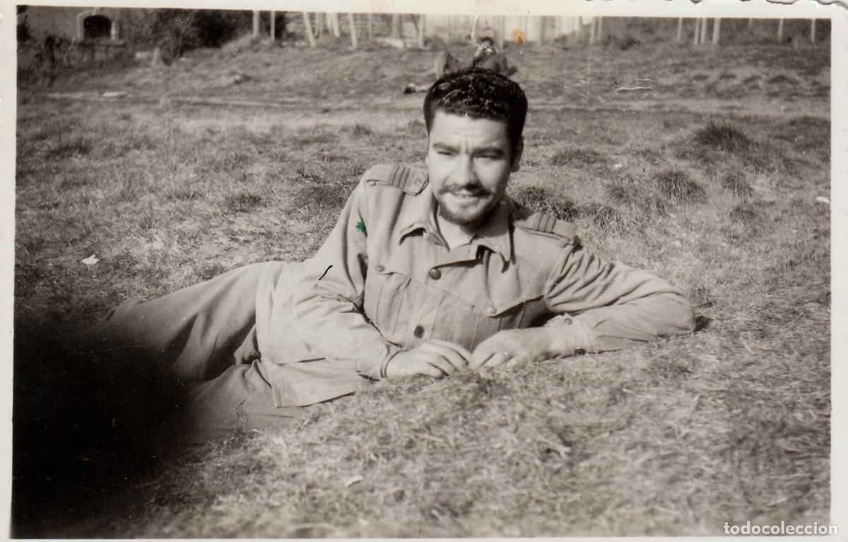 Militaria: Joven militar Ejercito Espa&ntilde;ol tumbado. A&ntilde;os 40. aq