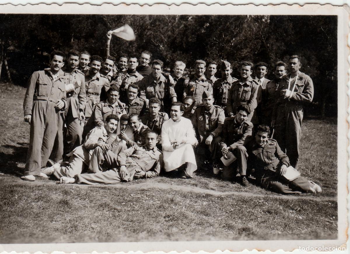 Militaria: Militares Ejercito Espa&ntilde;ol. Batall&oacute;n regimiento de soldados con m&eacute;dico y herido. A&ntilde;os 40. aq