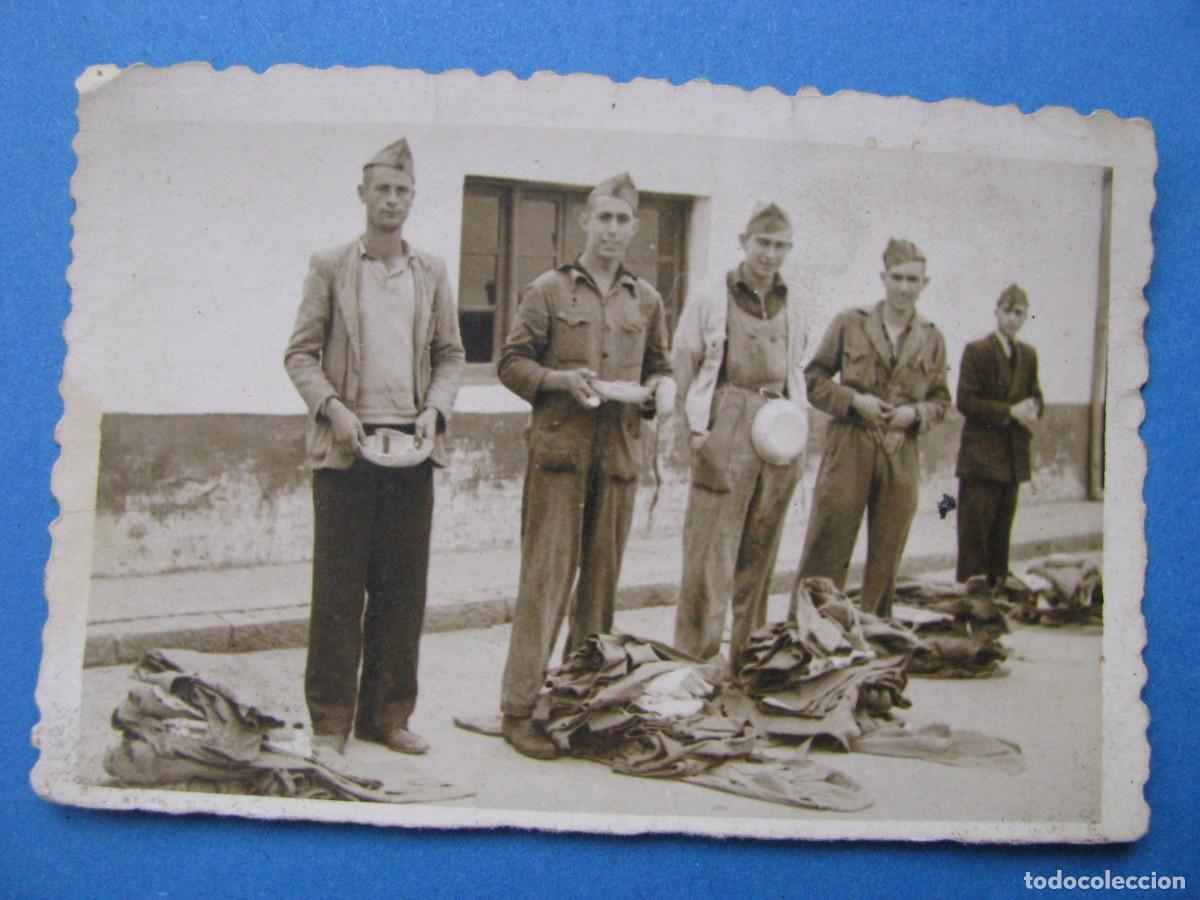 Militaria: FOTO DE MILITARES. 8X5,5 CM.