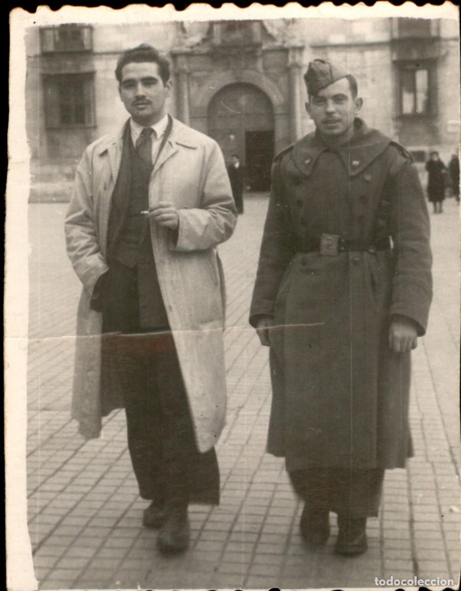 Militaria: A&ntilde;o 1948 - Leon Soldados espa&ntilde;oles de postguerra de paseo - General Francisco Franco
