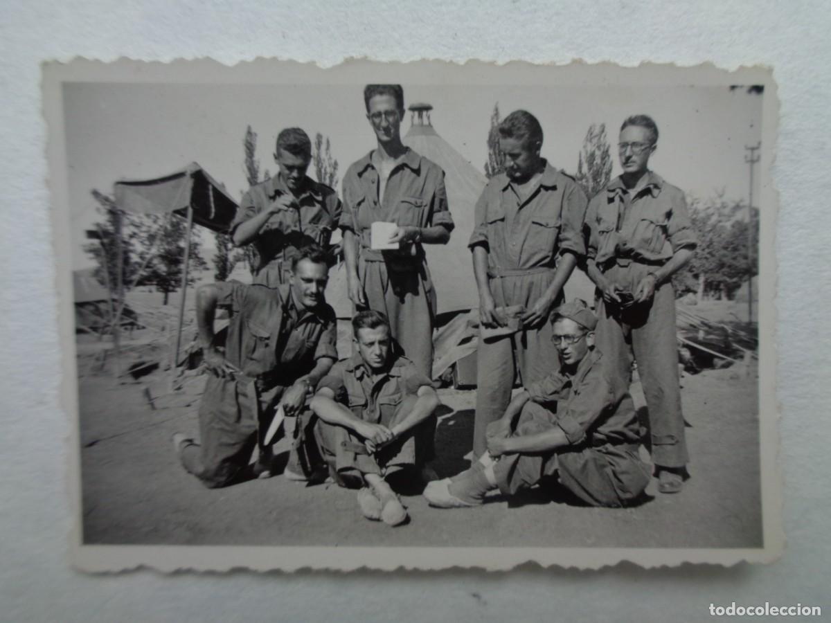 Militaria: PEQUE&Ntilde;A FOTO DE MILITARES POSANDO EN EL CAMPAMENTO, TIENDA DE CAMPA&Ntilde;A ETC , 1943