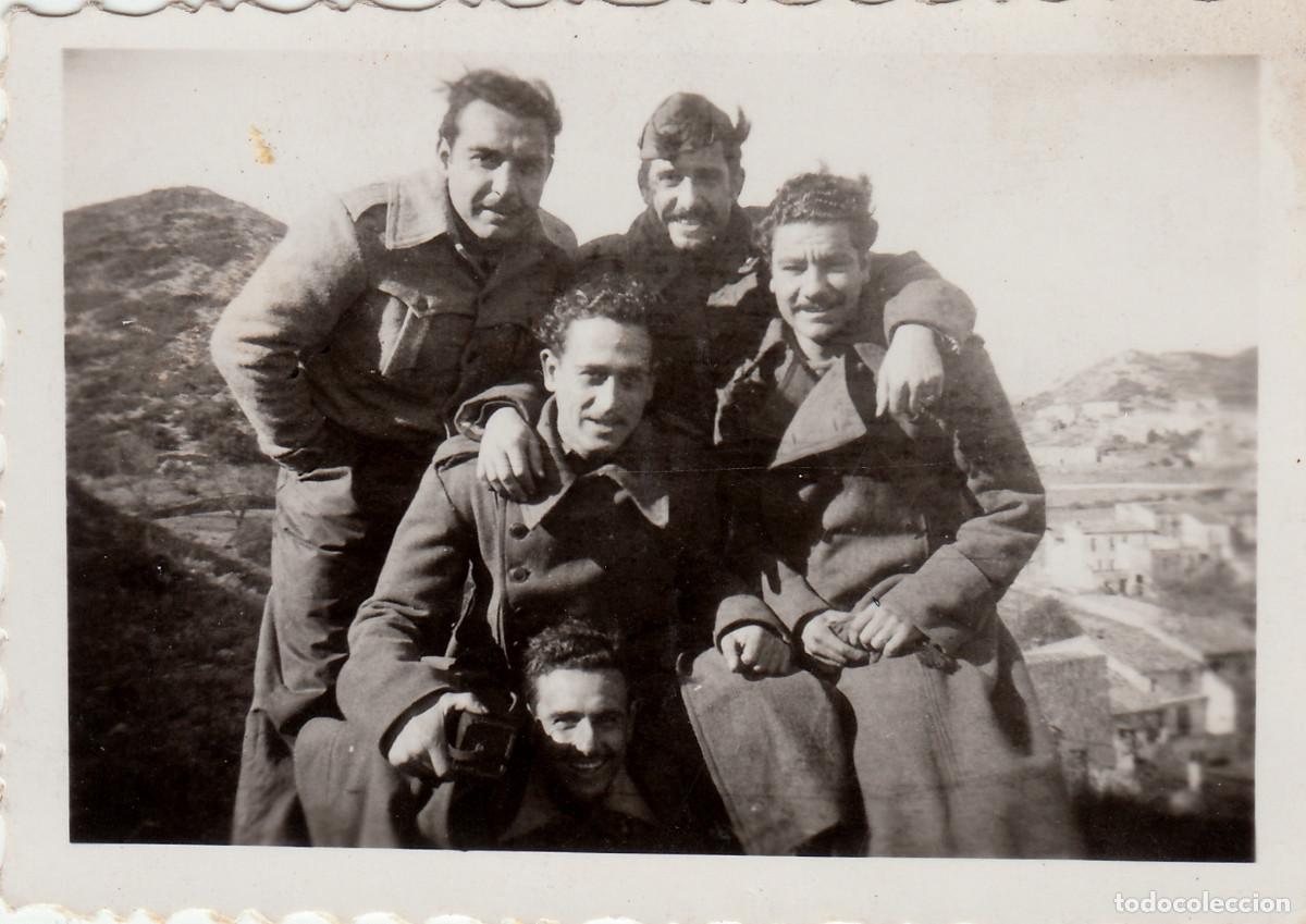 Militaria: Grupo de militares en la monta&ntilde;a. Al fondo un pueblo. A&ntilde;os 40-50 aq