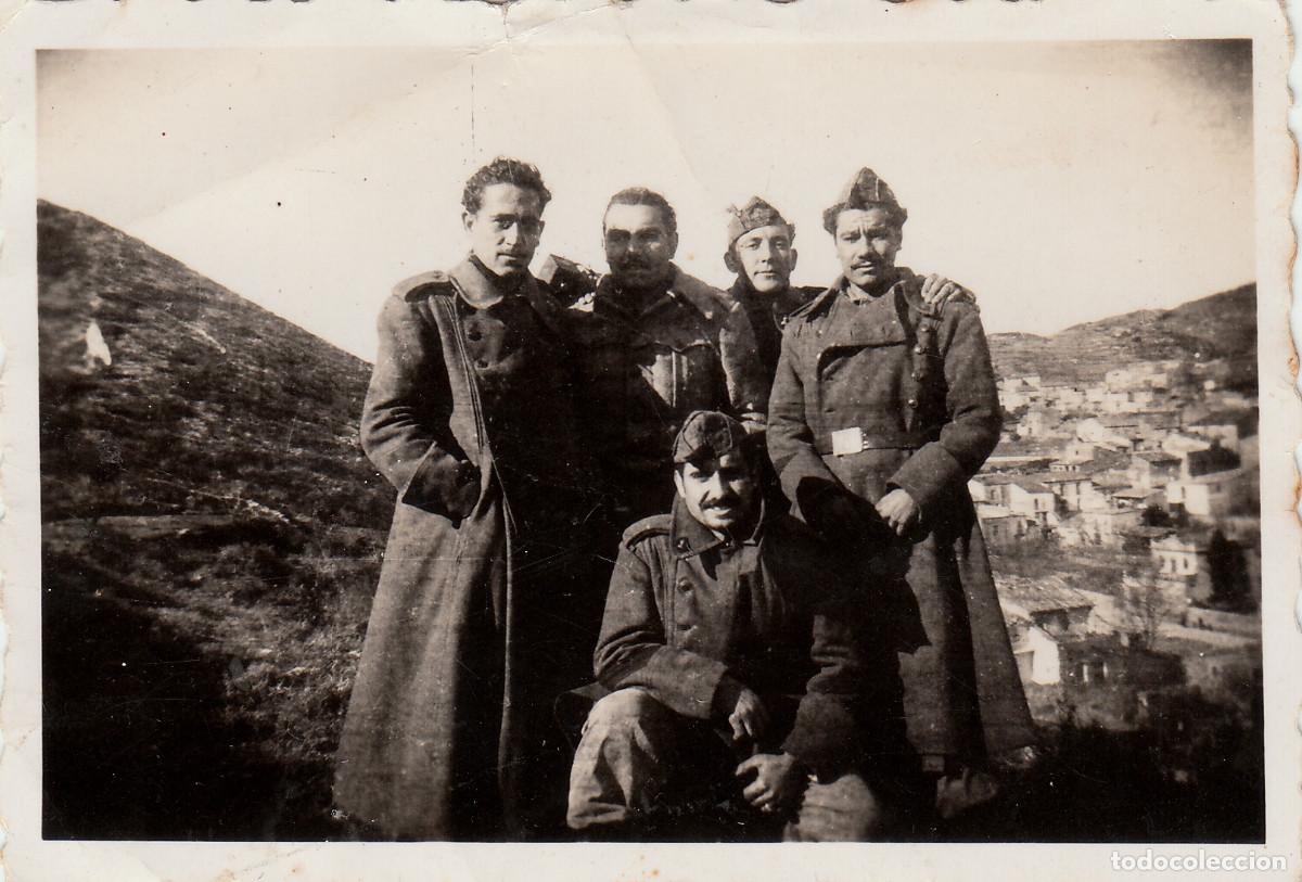 Militaria: Grupo de militares en la monta&ntilde;a. Al fondo un pueblo. A&ntilde;os 40-50 aq