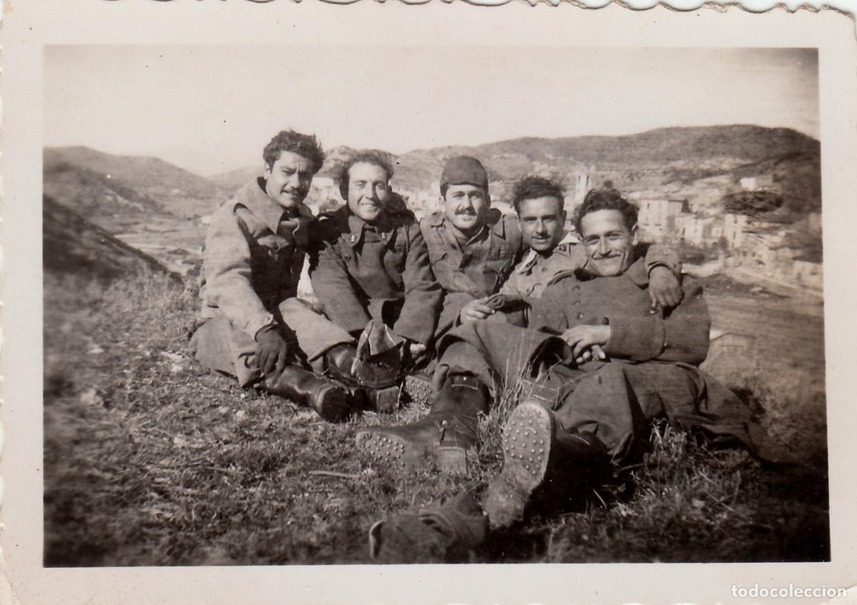 Militaria: Grupo de militares en la monta&ntilde;a. Al fondo un pueblo. A&ntilde;os 40-50 aq