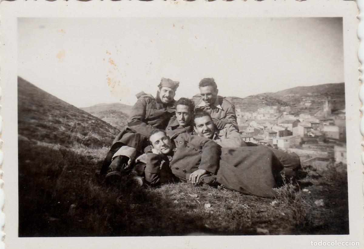 Militaria: Grupo de militares en la monta&ntilde;a. Al fondo un pueblo. A&ntilde;os 40-50 aq