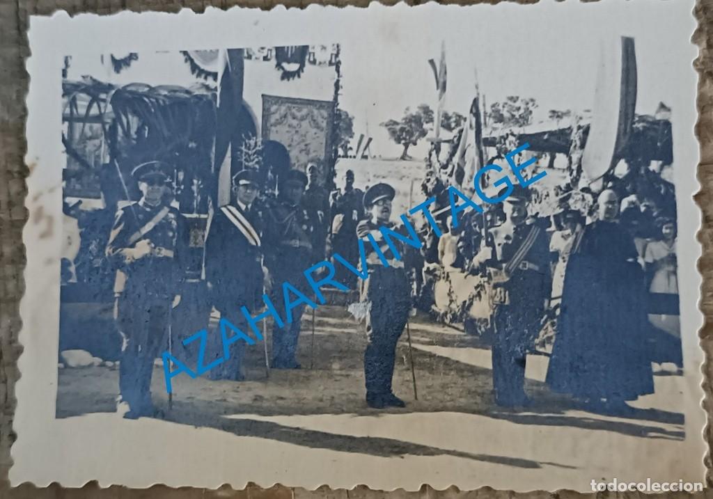 Militaria: ANTIGUA FOTOGRAFIA MANDOS MILITARES EN UN ACTO CASTRENSE, 80X58MM