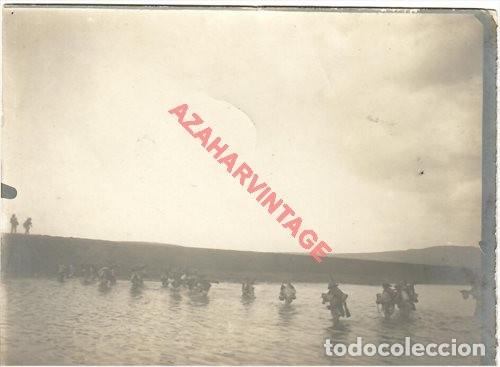 Militaria: GUERRA DE AFRICA, TROPAS ESPA&Ntilde;OLAS ATRAVESANDO UN RIO, 120X80MM