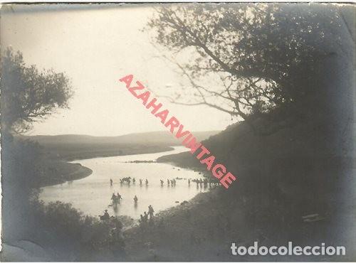 Militaria: GUERRA DE AFRICA, TROPAS ESPA&Ntilde;OLAS ATRAVESANDO UN RIO, 120X80MM