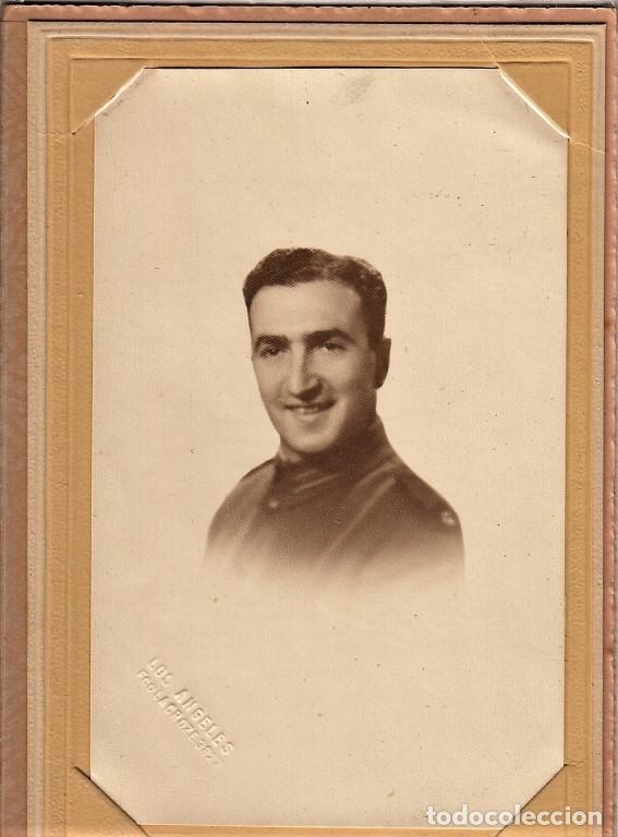 Militaria: Militar argentino, mediados del siglo XX, foto de estudio con carpetilla y sello seco - CLC