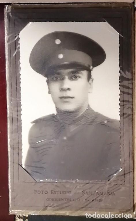 Militaria: Militar argentino, mediados del siglo XX, foto de estudio en carpetilla - CLC