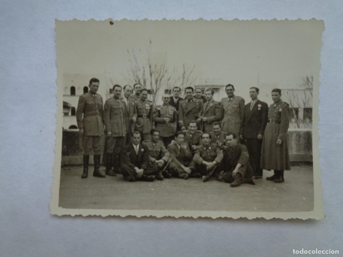 Militaria: POLICIA ARMADA : FOTO DE AGENTES CON CIVILES POSANDO, 1946