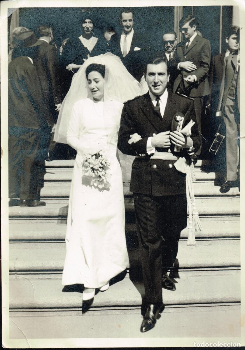 Militaria: 60&acute;s ca. FOTO PAREJA RECIEN CASADOS SALIENDO DE LA IGLESIA (DE UNIFORME Y SIN REFERENCIAS)