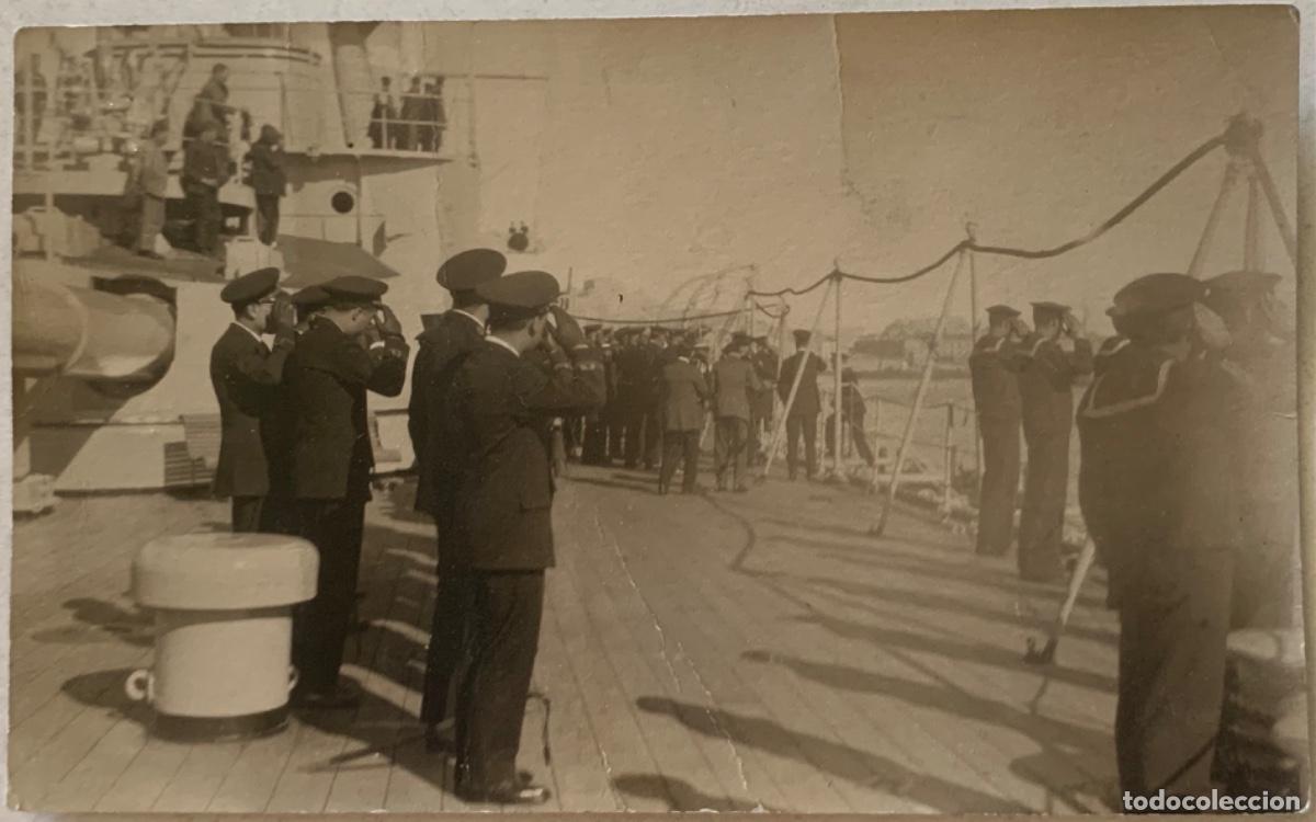 Militaria: FOTOGRAF&Iacute;A MILITAR - MILITARES DE MARINA DE GUERRA - MOMENTO DE SALUDO EN BARCO DE GUERRA