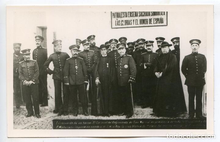 Militaria: Regimiento San Marcial. Imposici&oacute;n de la cruz blanca de primera clase del m&eacute;rito militar a sacerdote