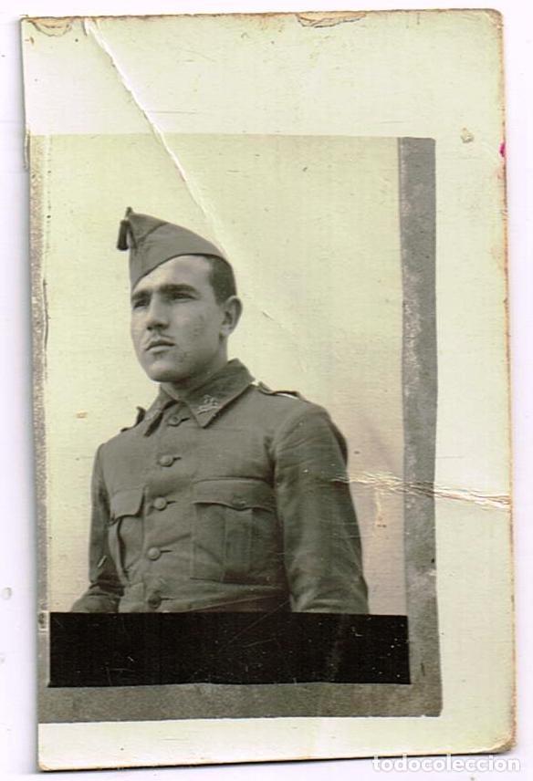 Militaria: 1933 12/12 fotograf&iacute;a medio cuerpo soldado con gorra y borla; recortada de tarjeta postal