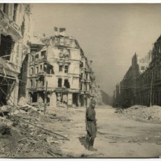 Militaria: FOTO II GUERRA MUNDIAL. SOLDADO RUSO BERLÍN EN RUINAS DESPUÉS DE LA BATALLA DE MAYO 1945 (13X18CM)