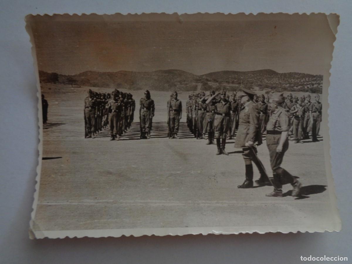 Militaria: FOTO DE GENERAL ( CREO QUE SAINZ DE BURUAGA ) PASANDO REVISTA A TROPAS. DE FERMA , CORDOBA
