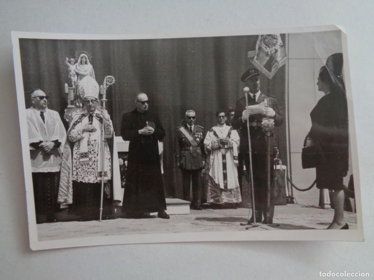 Militaria: AVIACION : FOTO CORONEL DANDO LAS GRACIAS POR BANDERA A MADRINA Y CIUDAD VALLADOLID. VILLANUBLA 1964