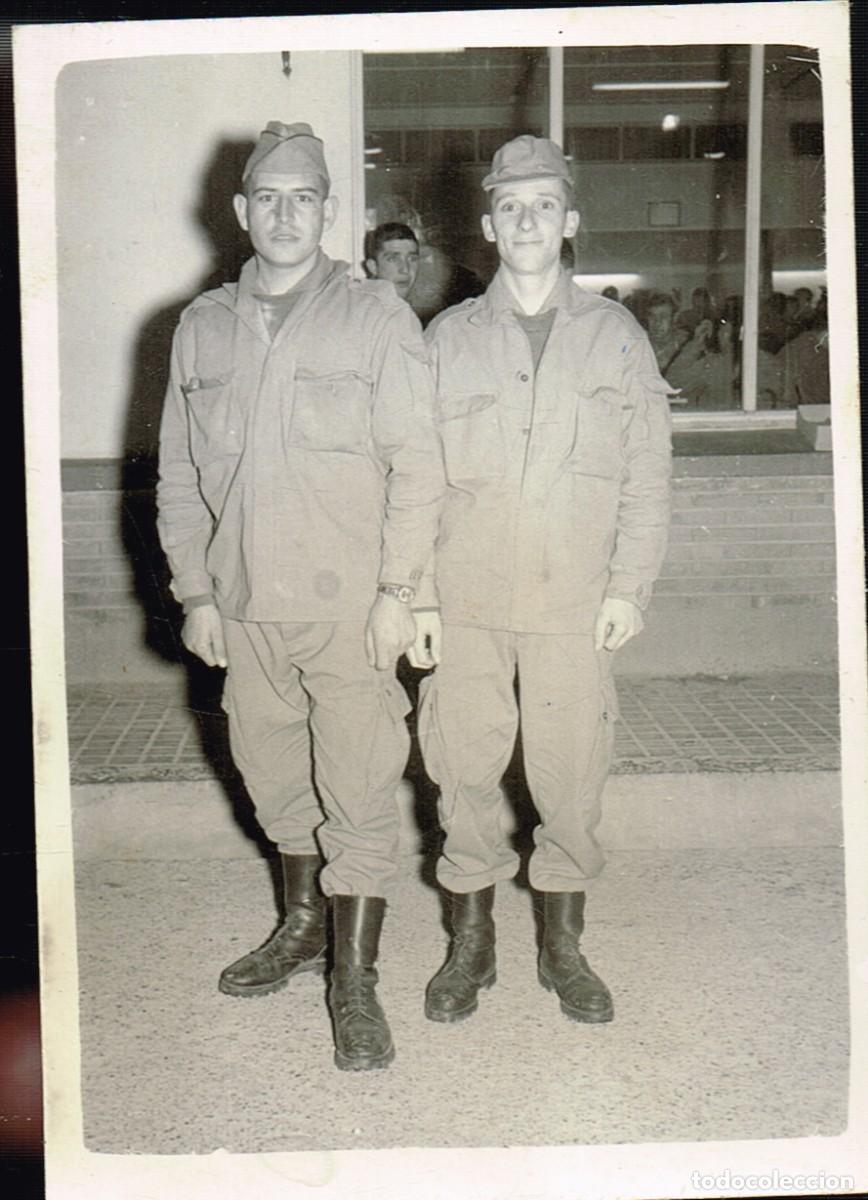 Militaria: 60&acute;s ca. B/N &rdquo;dos felices soldaditos delante de ventana de cantina&rdquo; uniforme de trabajo