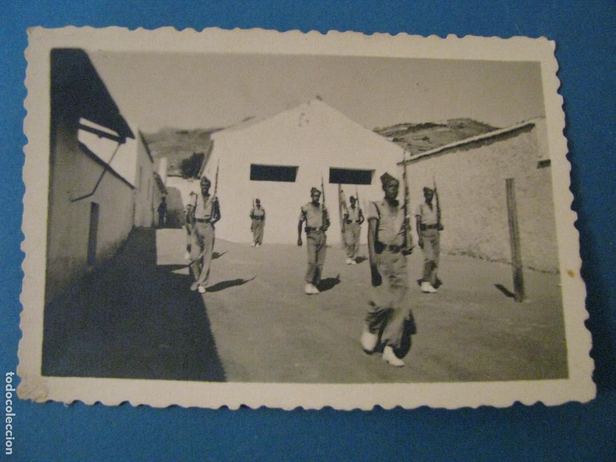 Military Antiques: FOTO DE LEGIONARIOS. A&Ntilde;OS 50 O 60. 8,5X6,5 CM. FOTO X, ALHUCEMAS.