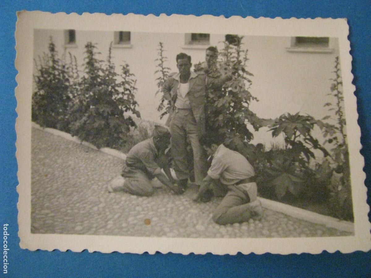Military Antiques: FOTO DE LEGIONARIOS. A&Ntilde;OS 50 O 60 8,5X6 CM. FOTO X ALHUCEMAS.